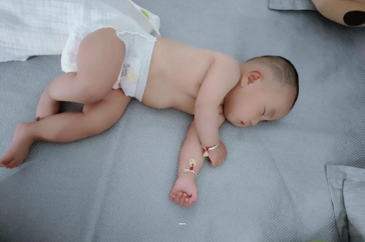 长葛五个月宝宝拇指内扣 长葛五个月宝宝拇指内扣